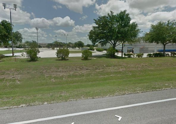 Toys R Us: 9 Eagle Ridge Drive, Lake Wales, FL 33859
